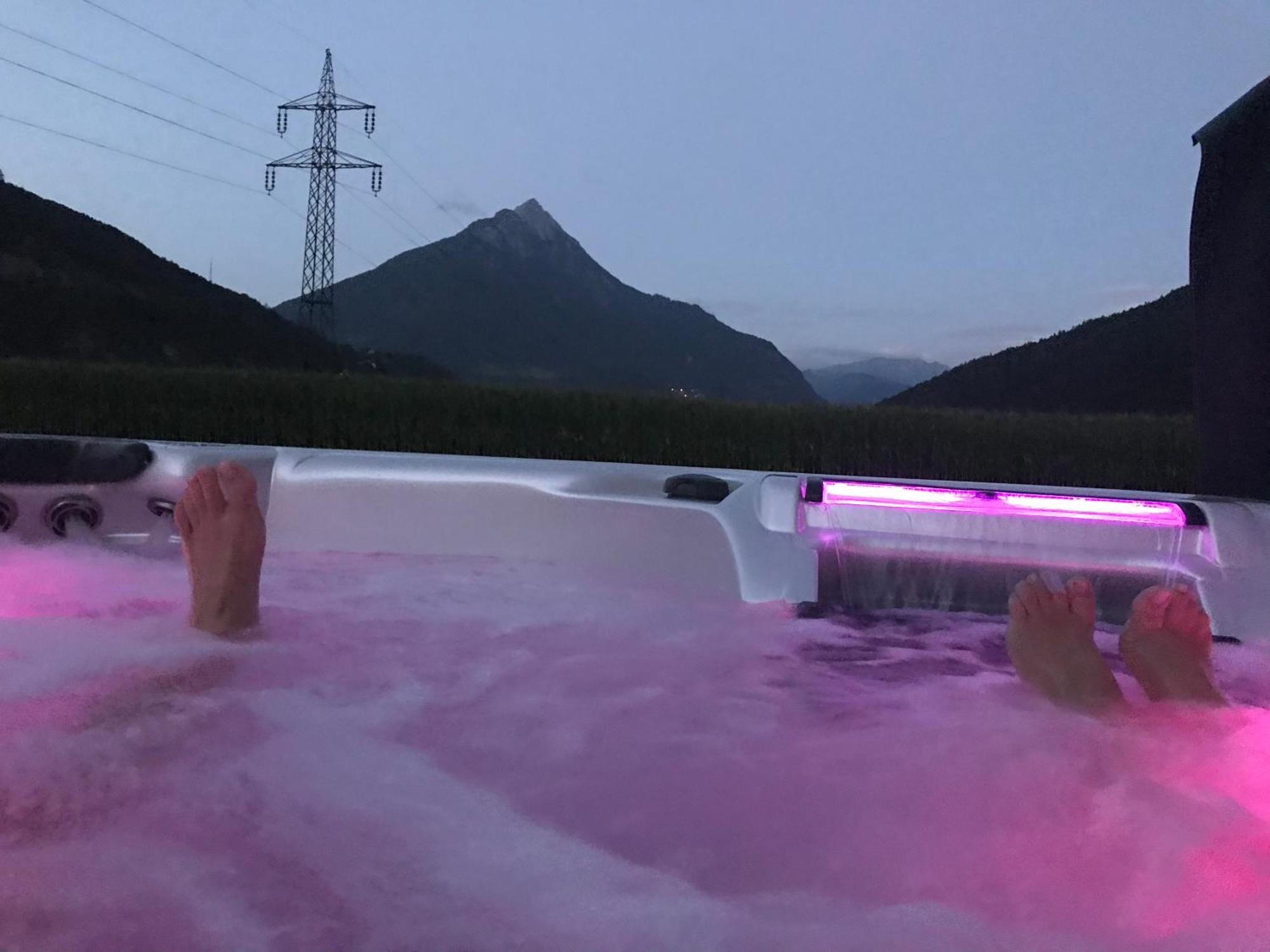 Deluxefort Fuer 10 Gaeste Mit Eigenem Whirlpool Und Fasssauna Imst Exterior photo